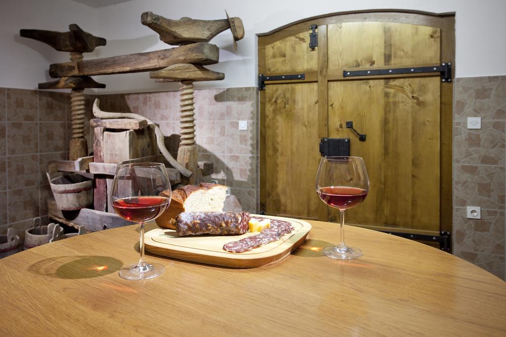Vineyard Cottage Lustek نوفو ميستو الغرفة الصورة