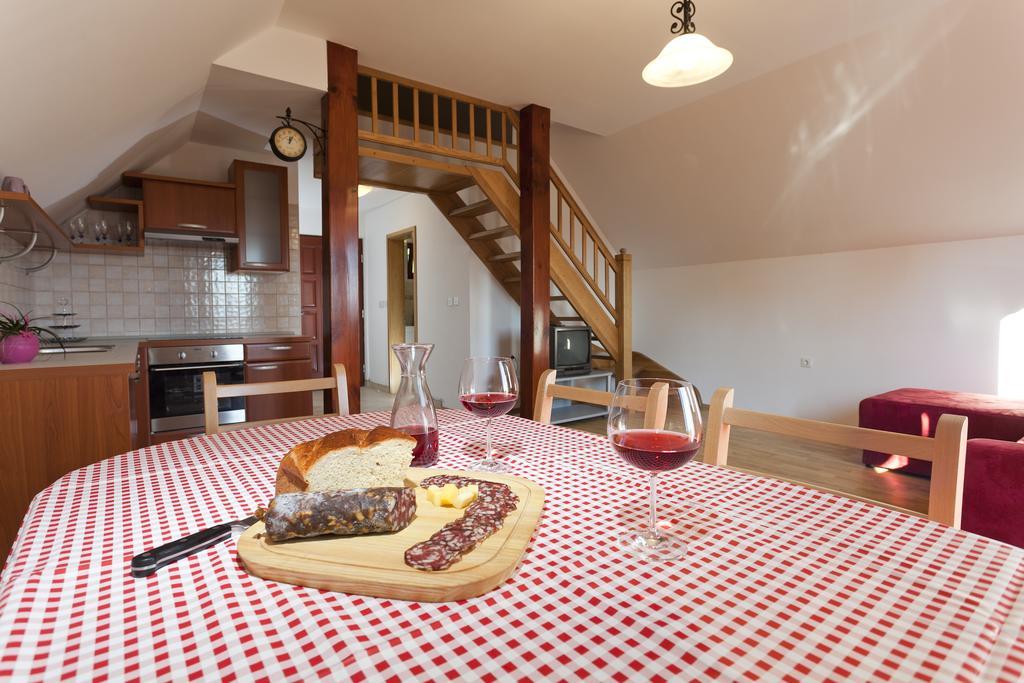 Vineyard Cottage Lustek نوفو ميستو الغرفة الصورة