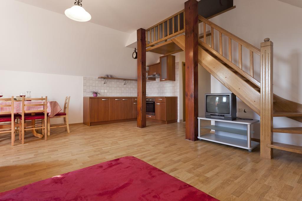 Vineyard Cottage Lustek نوفو ميستو الغرفة الصورة