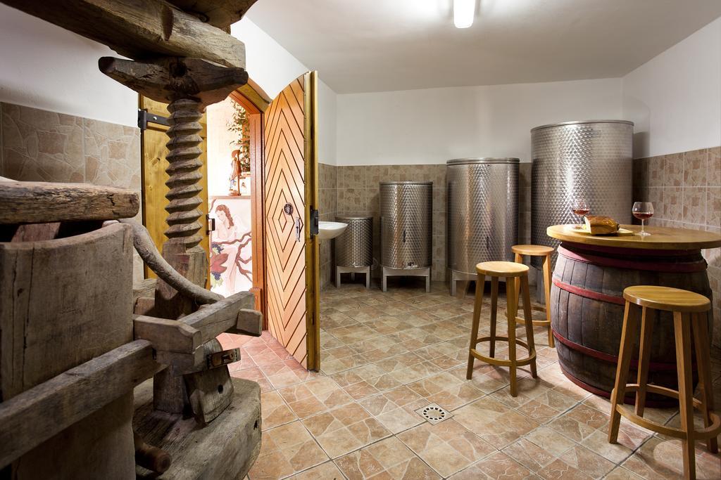 Vineyard Cottage Lustek نوفو ميستو الغرفة الصورة