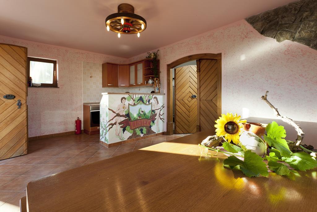 Vineyard Cottage Lustek نوفو ميستو الغرفة الصورة